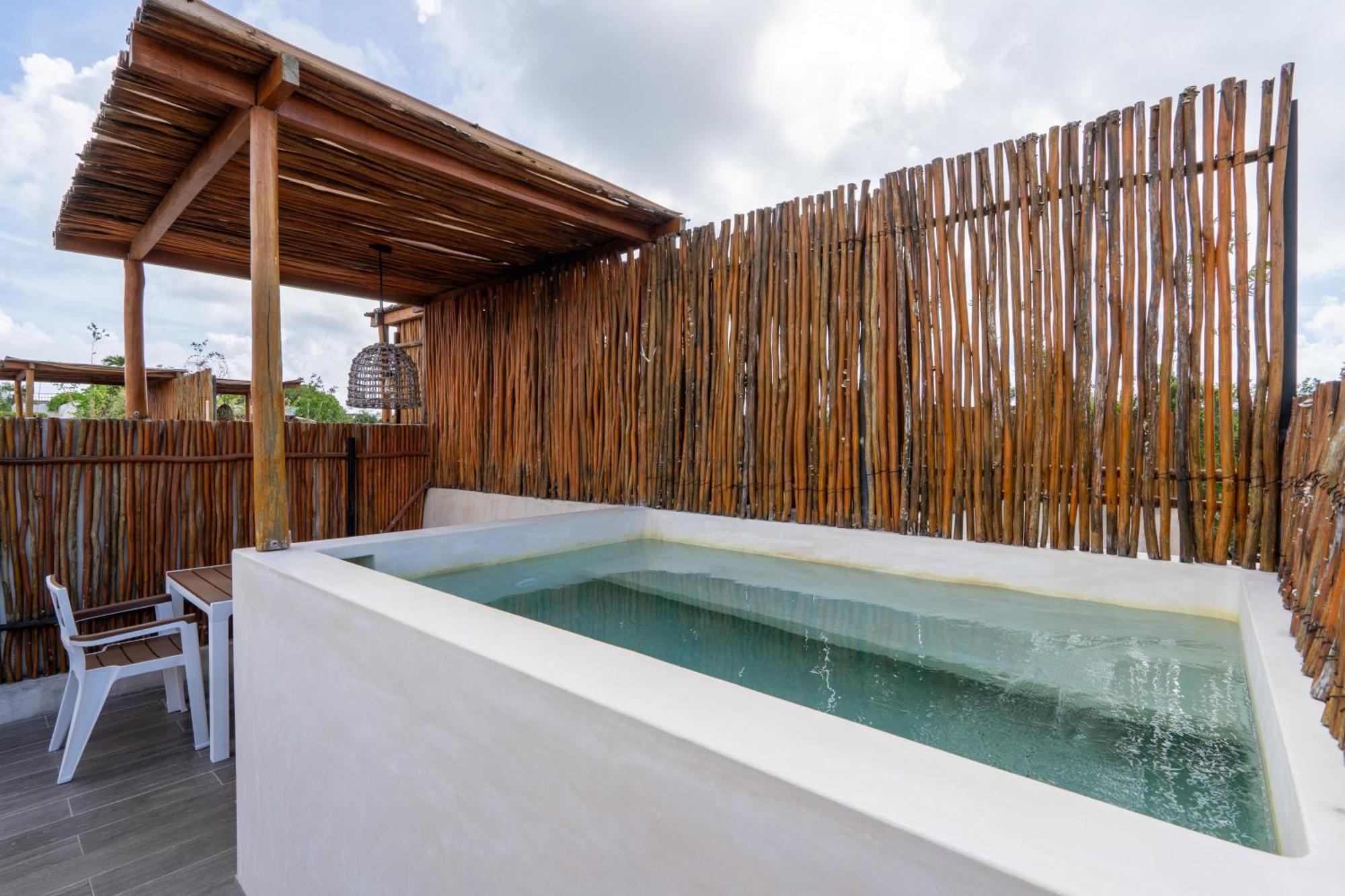 Moonstone - With Private Pool And 24hrs Security & Club Access Pousada *