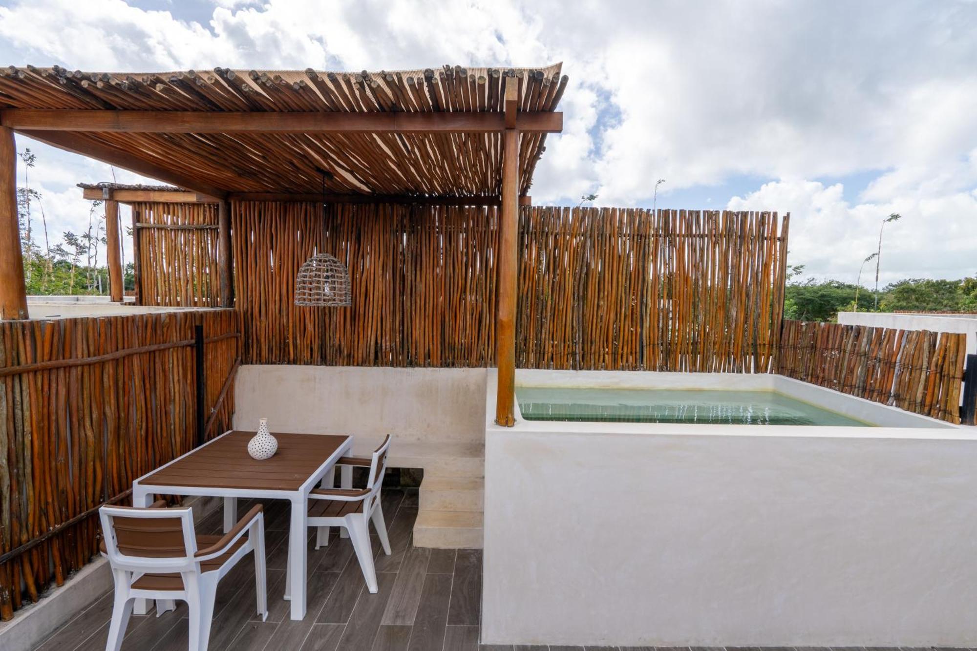 Moonstone - With Private Pool And 24hrs Security & Club Access Pousada
